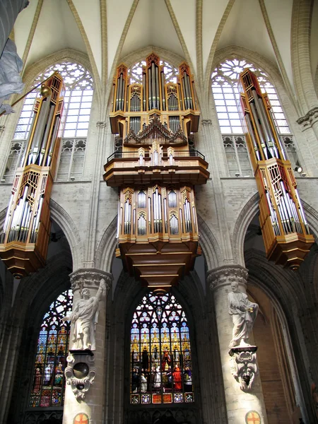 Una visión del órgano eclesiástico en Bruselas, Bélgica . — Foto de Stock