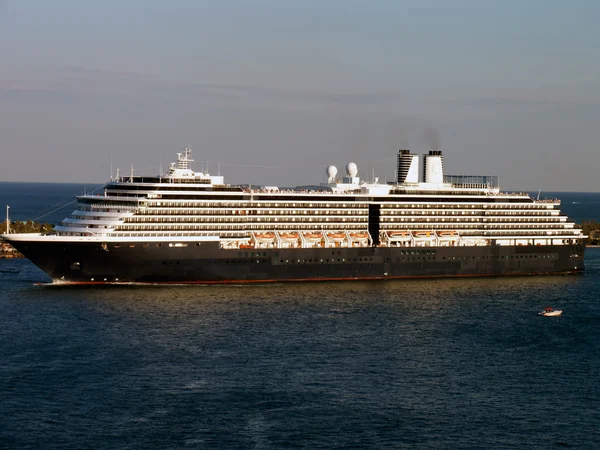 Cruise ship leaving port. — Stock Photo, Image