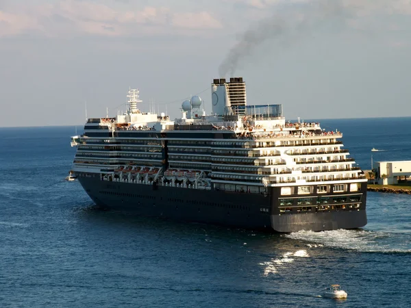 Cruise ship leaving port. — Stock Photo, Image