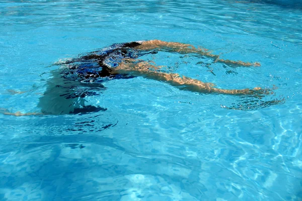 Jovem rapaz mergulhando na piscina . — Fotografia de Stock