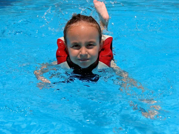 Ung flicka simmar i poolen. — Stockfoto