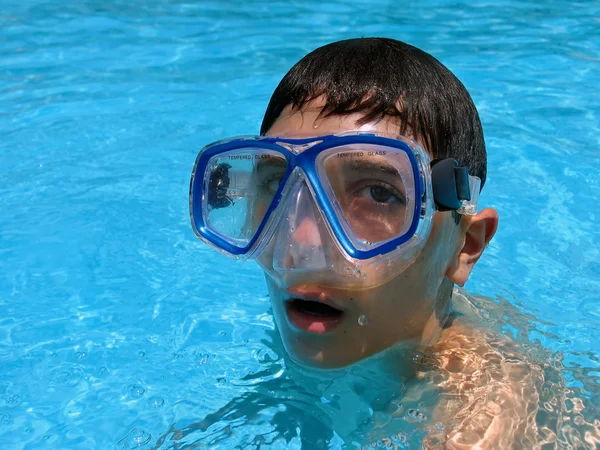 Fiatal fiú úszik a medencében. — Stock Fotó