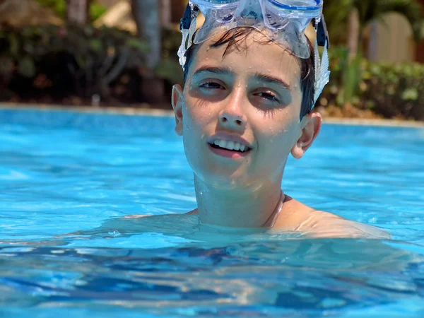 Fiatal fiú úszik a medencében. — Stock Fotó