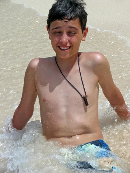 Chłopiec na karaibskiej plaży. — Zdjęcie stockowe