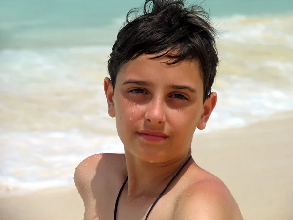 Dreng på caribbean stranden . - Stock-foto