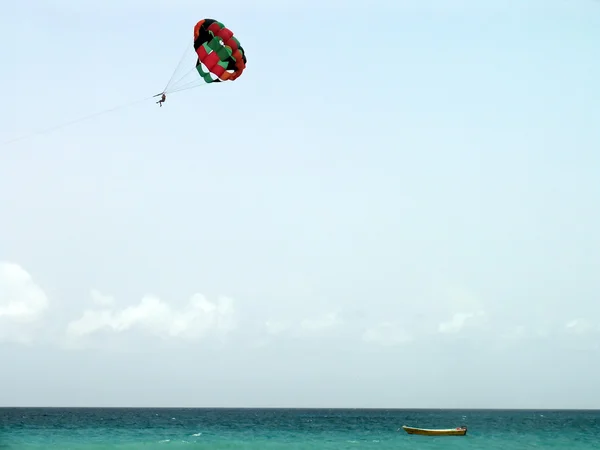 Parasailing i Karibien. — Stockfoto