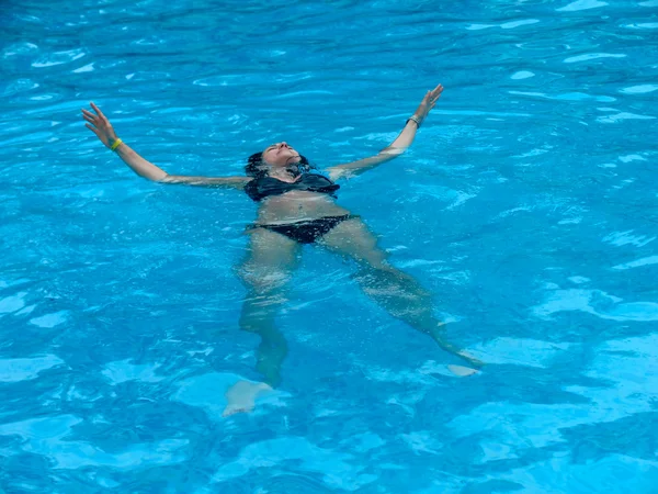 年轻漂亮的女人在游泳池游泳 — 图库照片