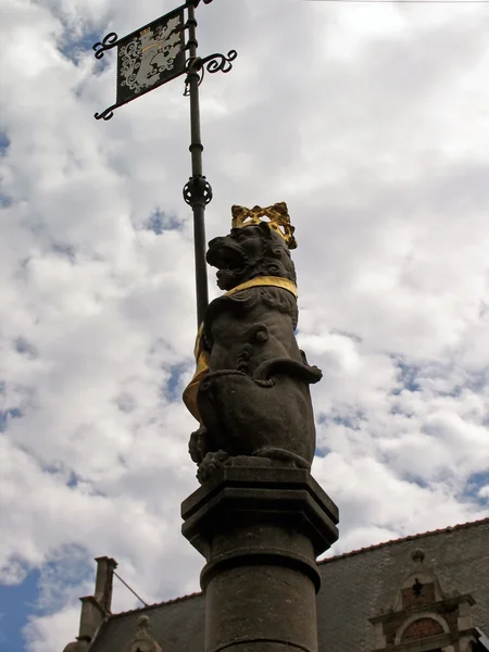 Az épület tetején heraldikai szimbólum. — Stock Fotó