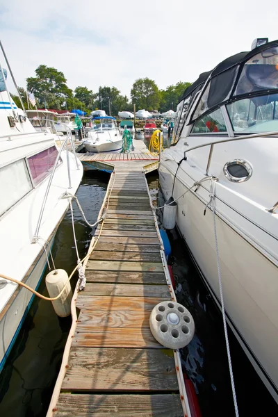 En syn på bryggan med privata motorbåtar. — Stockfoto