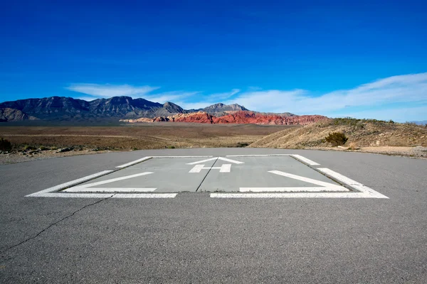 Helicopter pad with a view of the Mojave Desert. — Stock Photo, Image