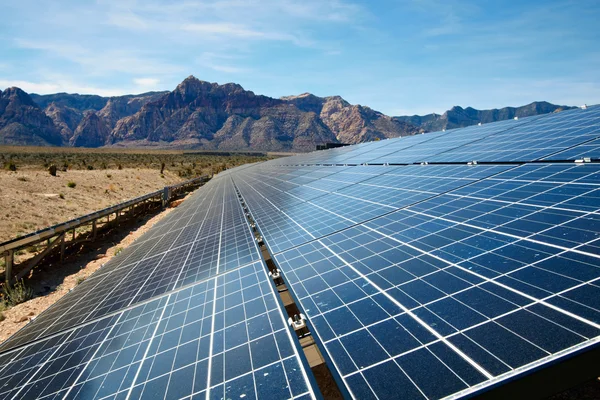 Solární panely v poušti mojave. — Stock fotografie