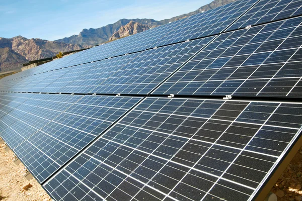 Solární panely v poušti mojave. Stock Snímky