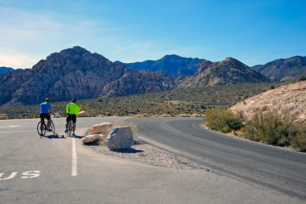 Biciklisták a mojave-sivatagban. — Stock Fotó