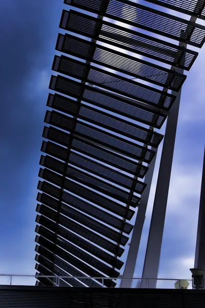 Abstrakt aluminium arkitektoniska wing-liknande struktur. — Stockfoto