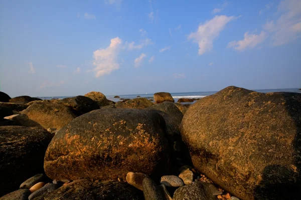 Vista al atardecer de la costa rocosa de Rhode Island . — Foto de Stock