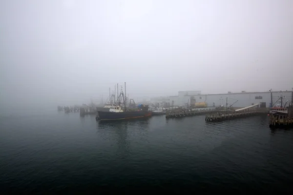 Muelle de pescadores cubierto de densa niebla matutina . — Foto de Stock