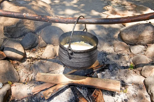 ワンパノアグ インディアンの伝統的な夕食、ファイヤーピットで調理されて. — ストック写真
