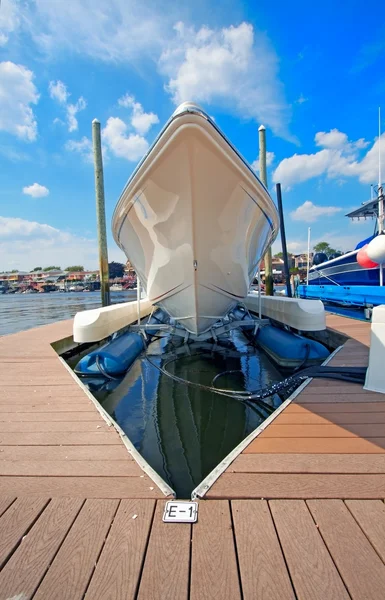 Motorbåt dockad i marina. — Stockfoto