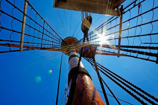 Pohled na stěžeň a jeho lanoví na vysoké plachty lodi. — Stock fotografie