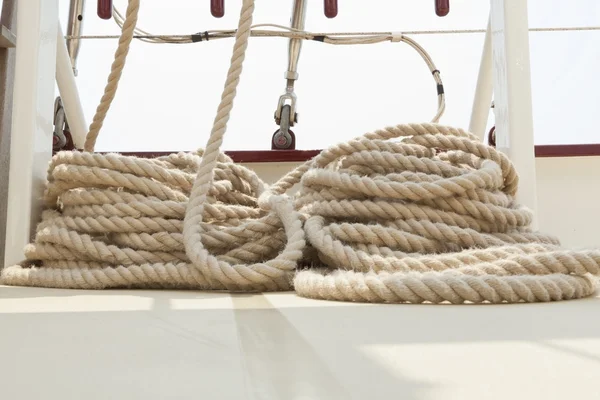 Corda enrolada aparelhamento em um convés de veleiro . — Fotografia de Stock