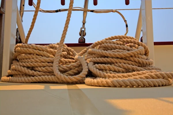 Corda arrotolata sartiame su un ponte barca a vela . — Foto Stock