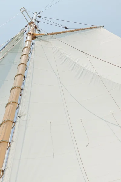 Zobrazení soukromých plachet jachty. — Stock fotografie