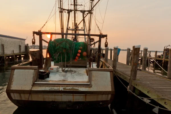 Dok vissersboot bij zonsondergang in de baai van naragansett, rhode island. — Stockfoto