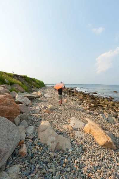 大西洋の海岸の岩が多い海岸線のサーファー. — ストック写真