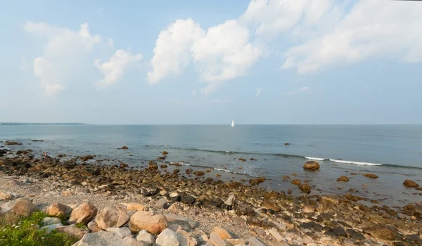 Mooie Oost-Atlantische kust zeegezicht met rotsachtige kustlijn. — Stockfoto