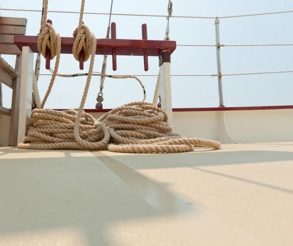 Corda enrolada aparelhamento em um convés de veleiro . — Fotografia de Stock