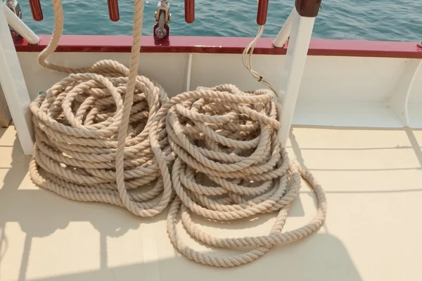 Tekercselt kötél a vitorlás hajó Fedélzeti felszerelés. — Stock Fotó