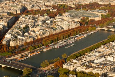 Paris ve river seine Eyfel Kulesi.