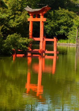 Japon bahçesi ve kırmızı bir zen kule gölet.