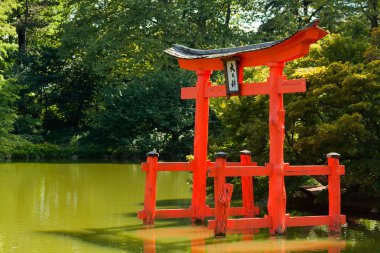 Japon bahçesi ve kırmızı bir zen kule gölet.