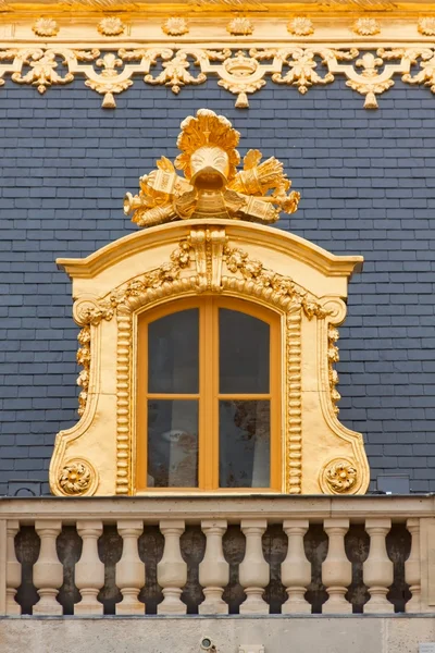 Janela medieval do Palácio Real na moldura dourada . — Fotografia de Stock