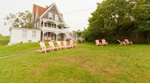 Vakantie zomer thuis met roze gazon stoelen. — Stockfoto