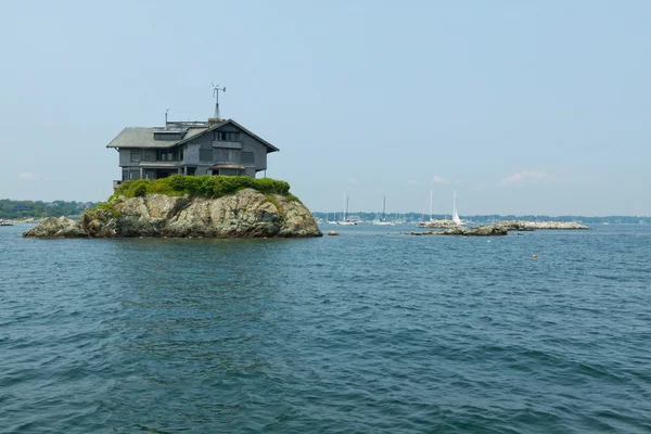 Casa sulla piccola isola rocciosa nel porto di Newport . — Foto Stock