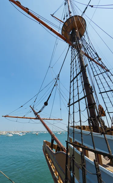Pohled na stěžeň a jeho lanoví na vysoké plachty lodi. — Stock fotografie