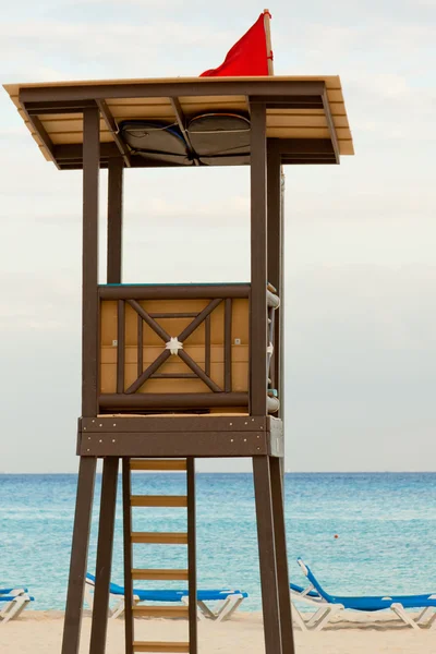 Beach lifeguard tower on the caribbean beach. — Stock Photo, Image