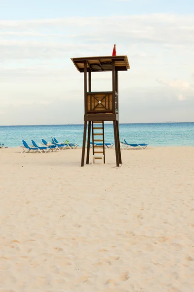 Пляж lifeguard вежі на Карибському пляжі. — стокове фото