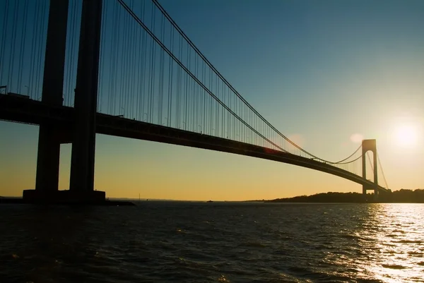 Verazzano narrows bridge vid solnedgången. new york. — Stockfoto