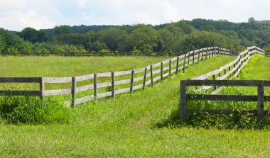 çiftlikte eski ahşap çit.