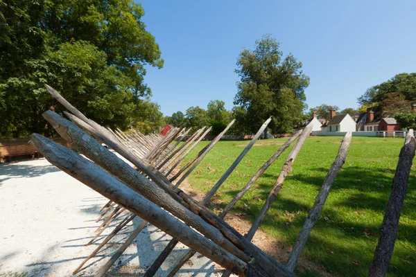 Древний деревянный забор на ферме . — стоковое фото