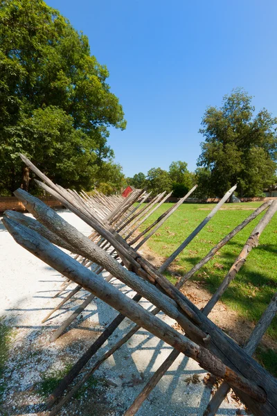 Αρχαία ξύλινο φράχτη στο αγρόκτημα. — Φωτογραφία Αρχείου
