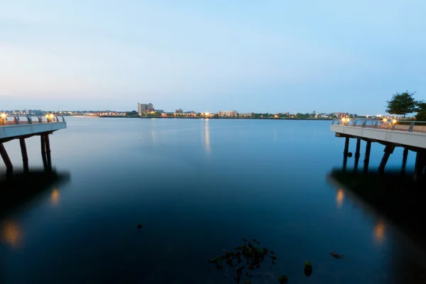 波士顿港口上空的蓝色落日. — 图库照片