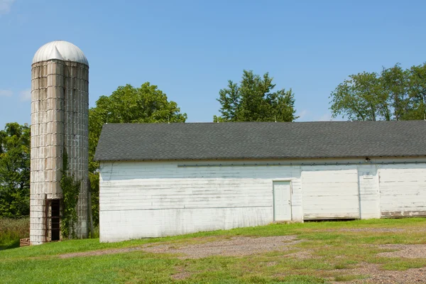 Graan silo op de landbouwgrond. — Stockfoto