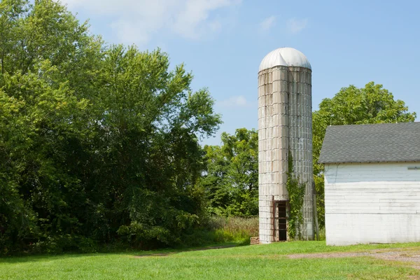 Graan silo op de landbouwgrond. — Stockfoto