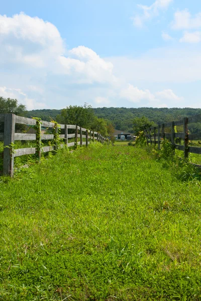 Oude houten hek op de boerderij. — Stockfoto