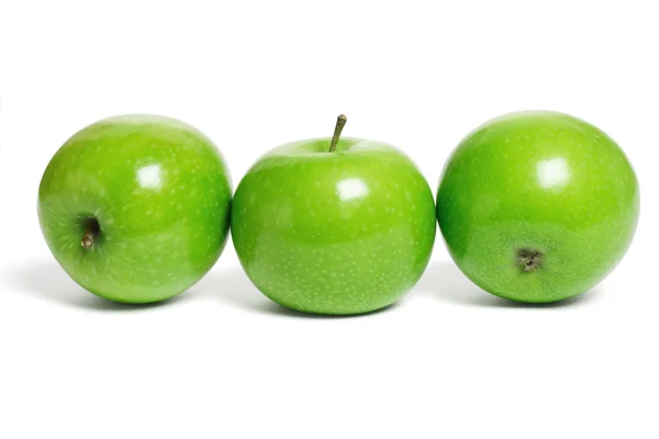 Drei grüne Äpfel — Stockfoto