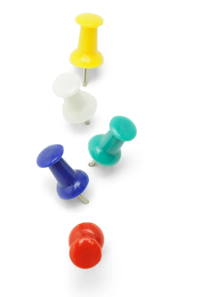 Multicolor push pins gerangschikt in een rij op witte achtergrond — Stockfoto